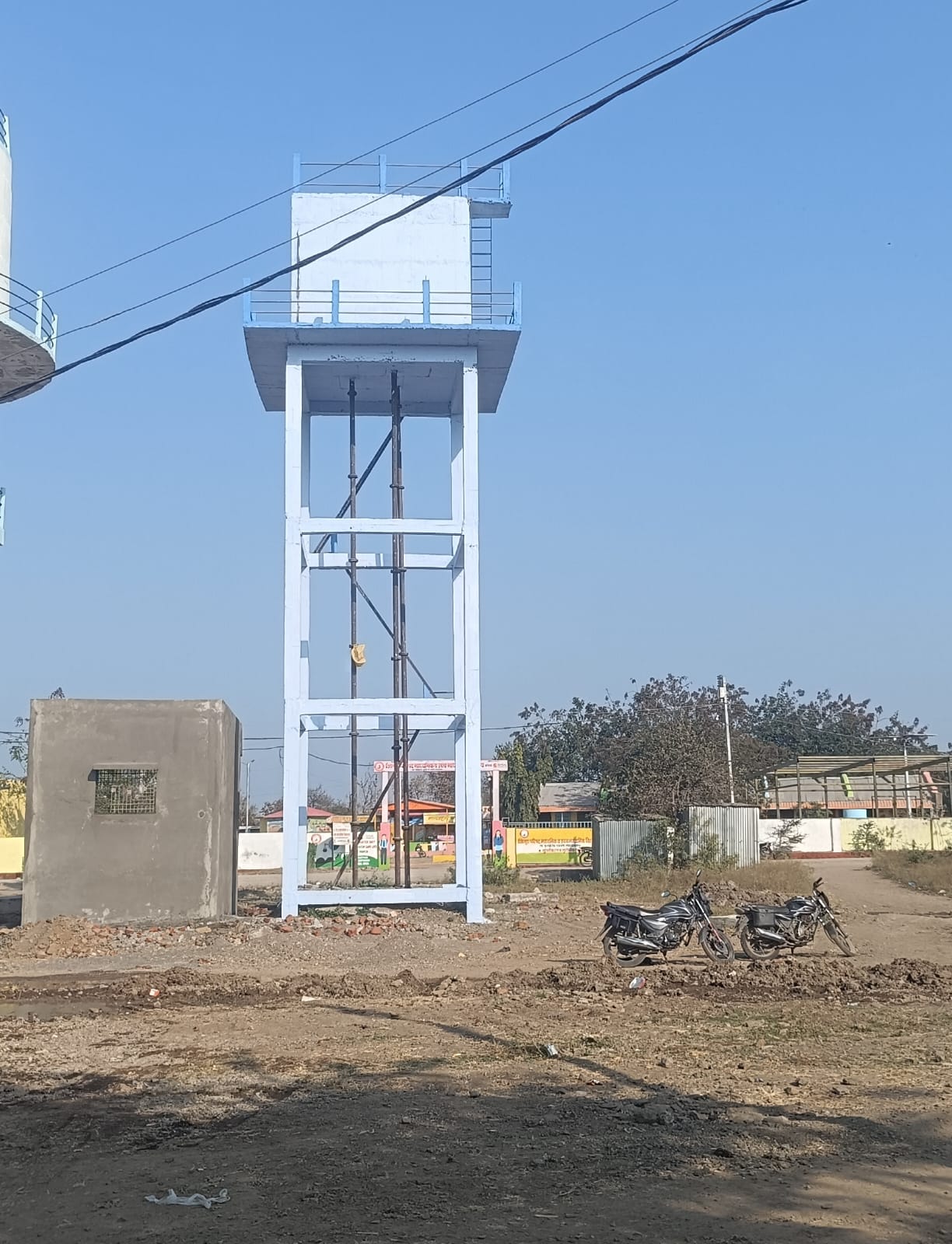 पाण्याच्या टाकीस कलर देण्यात आला