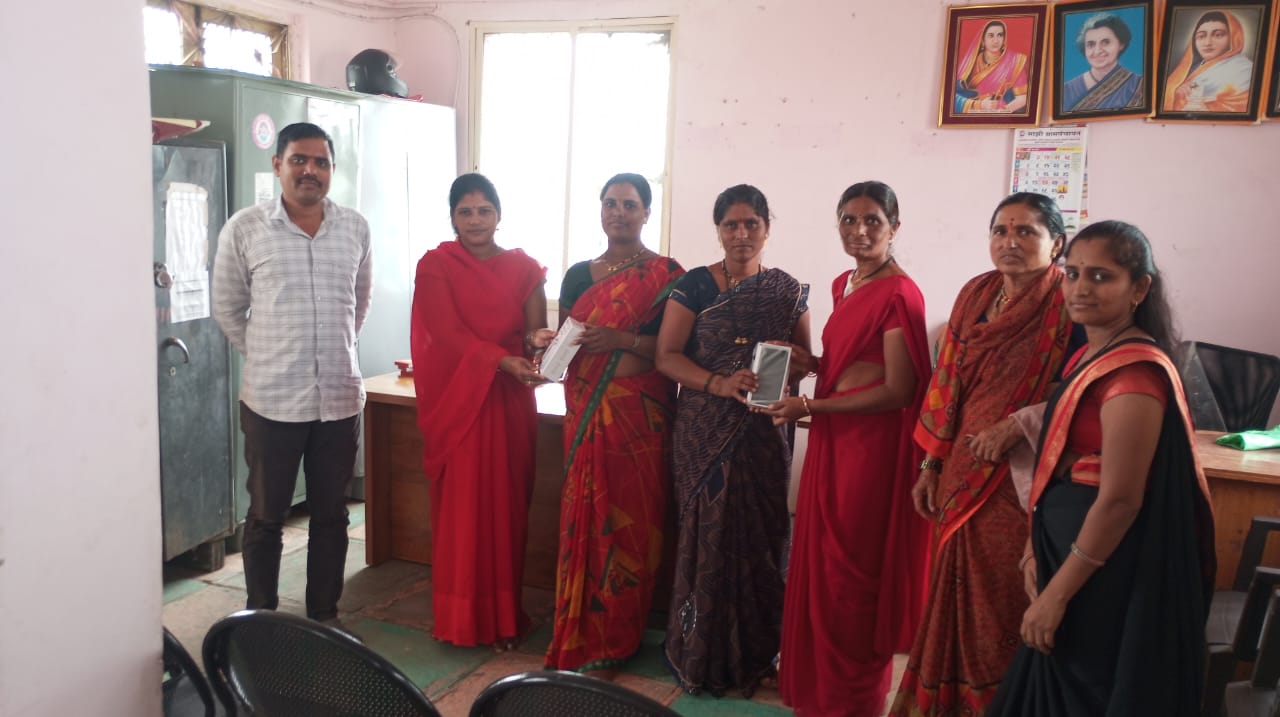 आशा कार्यकर्ती यांना ग्रामपंचायत तर्फे मोबाईल फोन वाटप